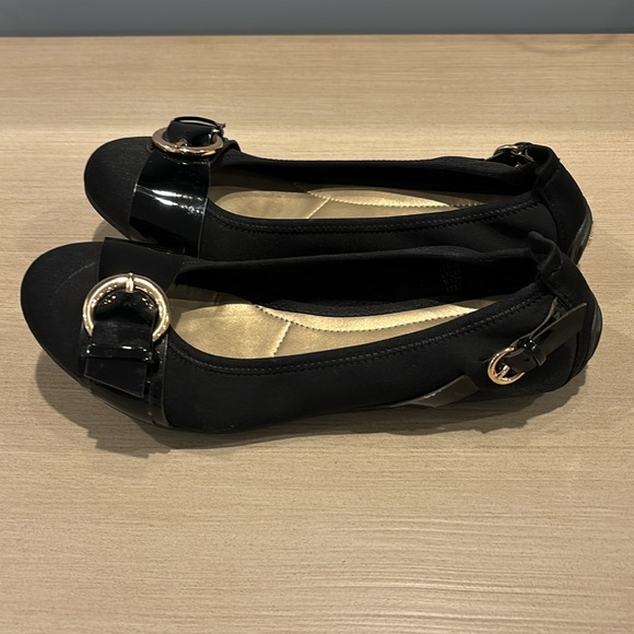 Bandolino Black Ballet Flats - Picture 3 of 6